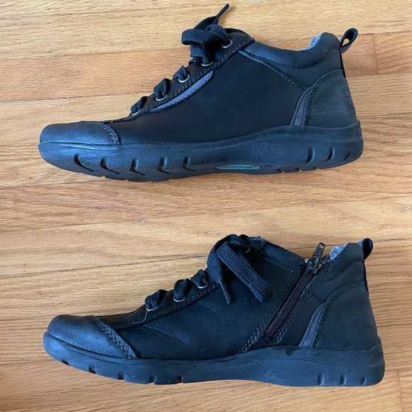 Planet Black Leather Sneaker. Size 8. - Picture 6 of 9